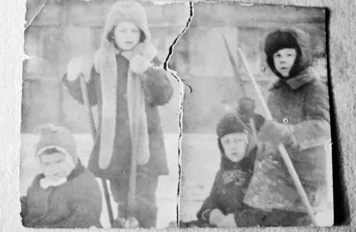Во дворе дома Слева Фая справа я Я купаюсь в Неве Мать - фото 13