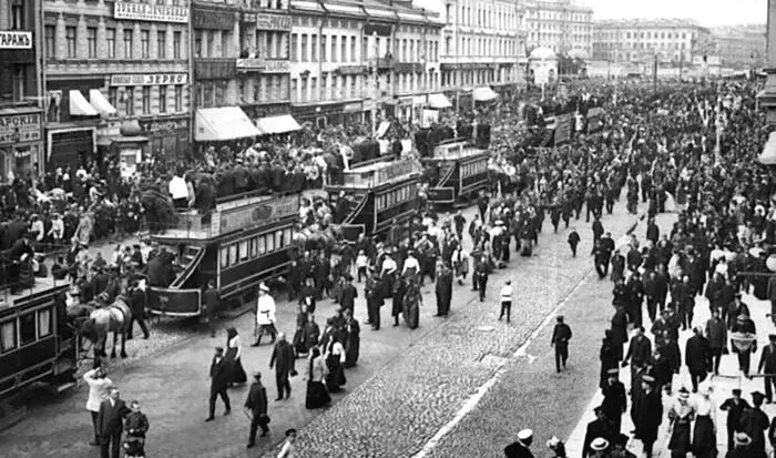 Невский проспект в Петрограде во время июльских событий 1917 года При всем - фото 12