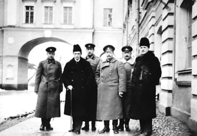 Глава Временного правительства АФ Керенский и генерал ЛГ Корнилов со своими - фото 13