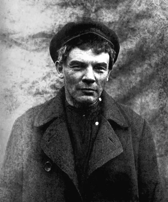 Владимир Ленин в парике перед отъездом в Финляндию Лето 1917 года Необходимо - фото 15