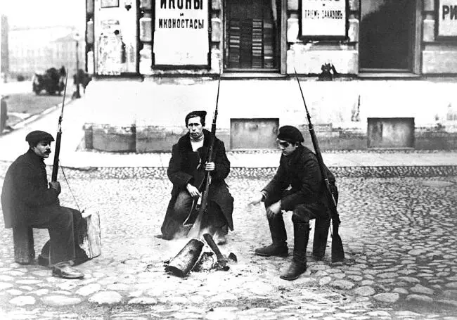 Патруль Красной гвардии в Петрограде ноябрь 1917 года А далее в протоколе - фото 17