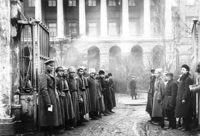 Октябрь 1917 года У ворот Смольного Заявлением Каменева в Петросовете и - фото 18