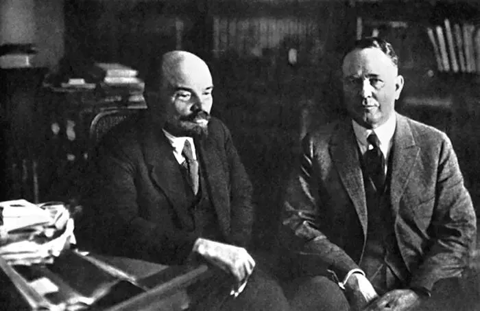 Владимир Ильич Ленин с американским экономистом Кристенсен в своем кабинете в - фото 23