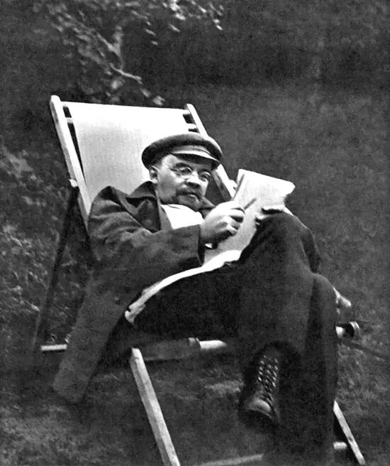 В И Ленин в Горках осень 1922 года Вернувшись во флигель снова лег но - фото 25