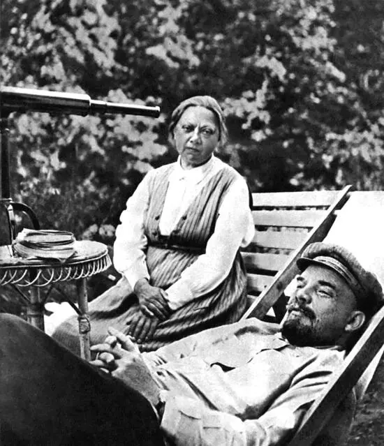 В И Ленин и Н К Крупская в Горках 1922 год Через несколько дней вдогонку - фото 26