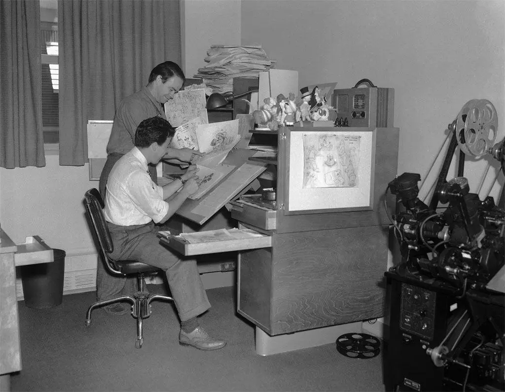 Аниматоры Уорд Кимбалл и Фред Мур за работой в студии The Walt Disney Company - фото 5