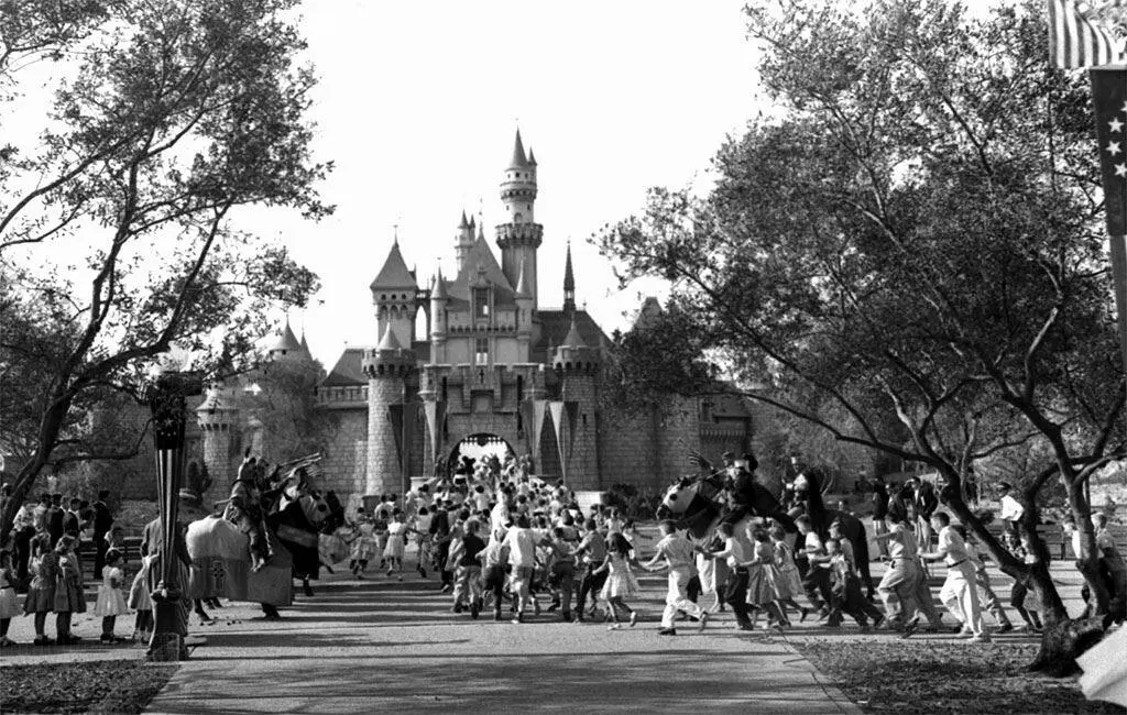 Открытие Диснейленда в Анахайме Калифорния 1955 Мышкетер Томми Коул с - фото 11