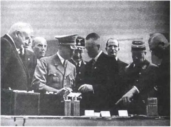 На международной автомобильной выставке 1938 года фюрер слушает на стенде фирмы - фото 10