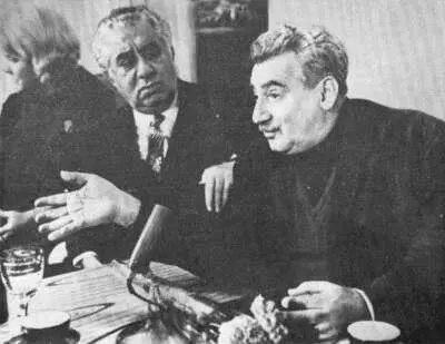 С Жоржи Амаду С Пабло Нерудой За автографами за рубежом - фото 35
