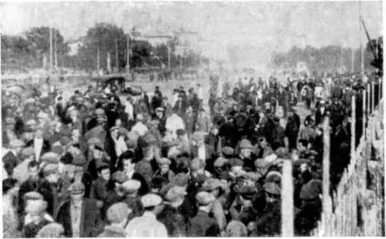 Перед матчем У стадиона Пищевик ныне стадион Юных пионеров 1926 год - фото 12