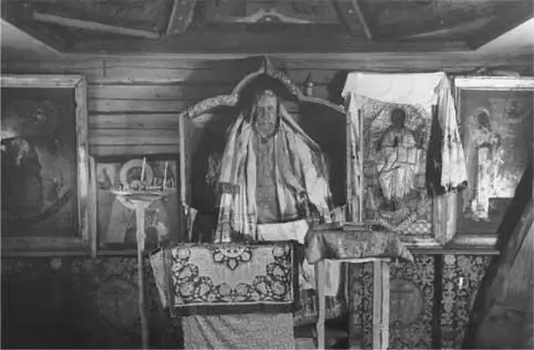 На фото 1958 года интерьер Никольской часовни деревни Киселевская около села - фото 158