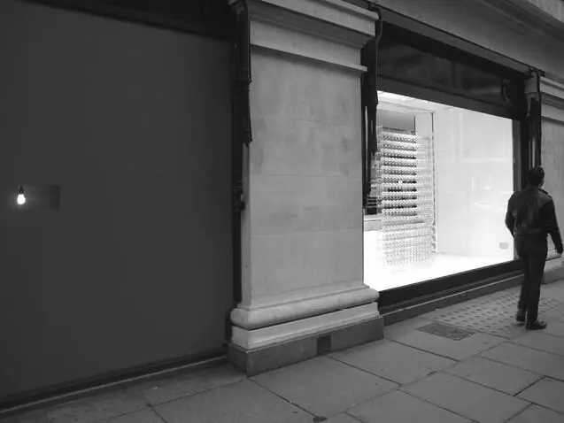 55 Инсталляция Кэти Патерсон Лампа имитирующая лунный свет Selfridges - фото 14