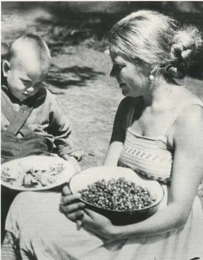 Мария Ивановна с трехлетним Андрюшей 1935 г Молодая мать Мария Ивановна - фото 8