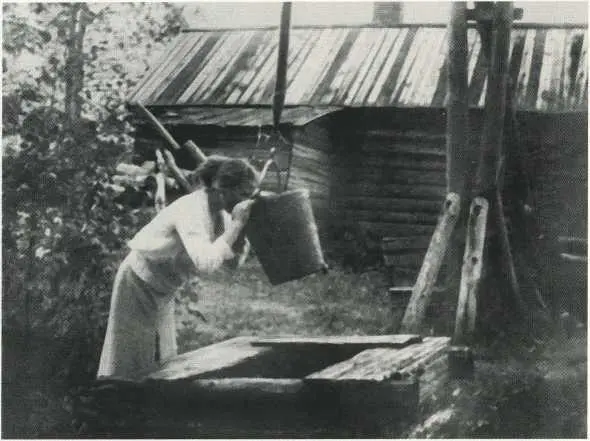 Молодая мать Мария Ивановна Вишнякова утоляющая жажду Один из снимков на - фото 9