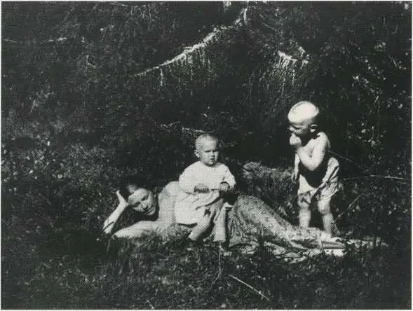 Все только начинается Мария Вишнякова с детьми Мариной и Андреем 1930е гг - фото 10