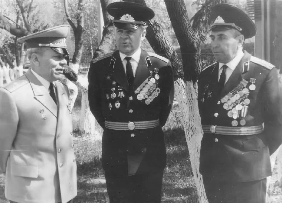Начальник Спецслужбы генералмайор ЕА Юлусов слева зам начальника - фото 47