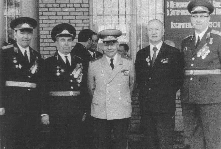 Генералмайор ЕА Юлусов его заместитель ИВ Гусаков слева и др офицеры - фото 49