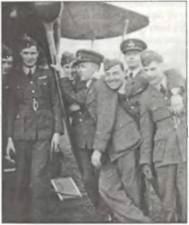 Пилоты 80 Sqdn RAF аэродром Хенлоу 1937 г второй справа в фуражке - фото 235