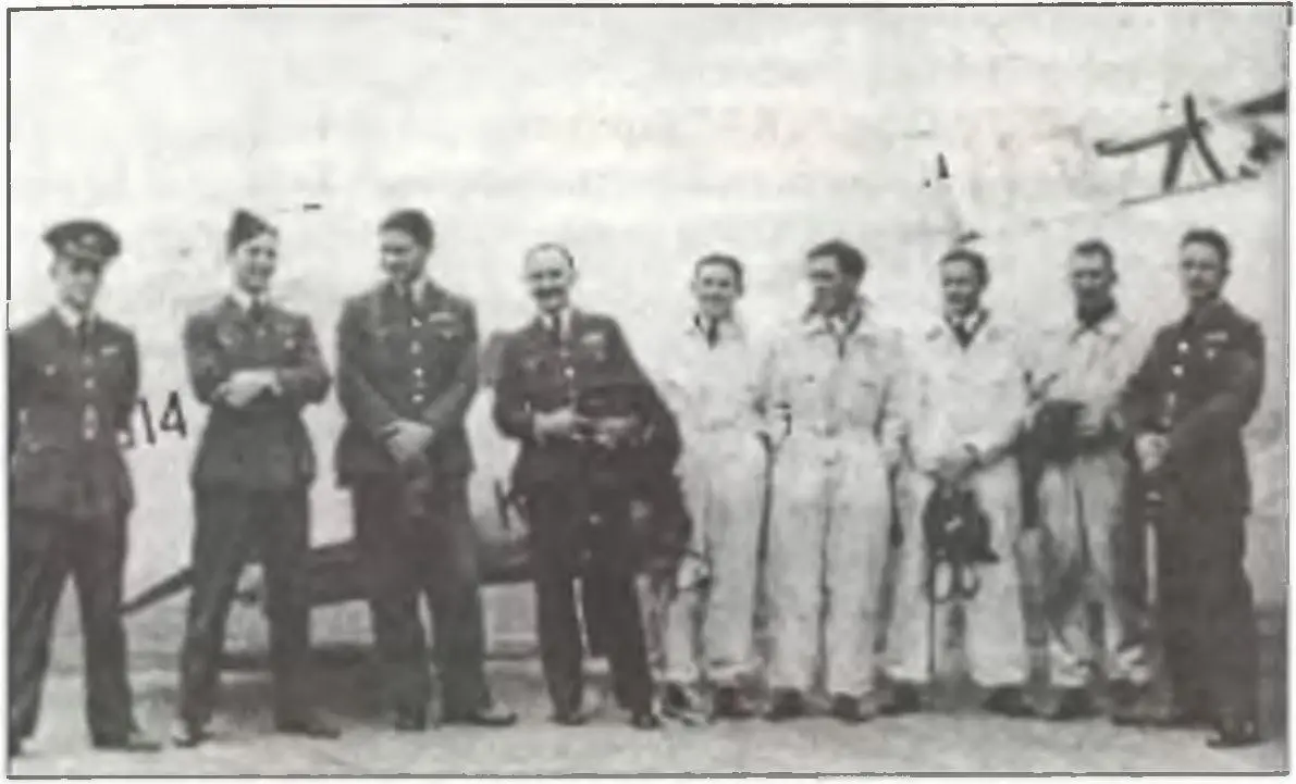Пилоты 80 Sqdn RAF аэродром Хенлоу 1937 г Слева направо пайлэтофицеры - фото 236