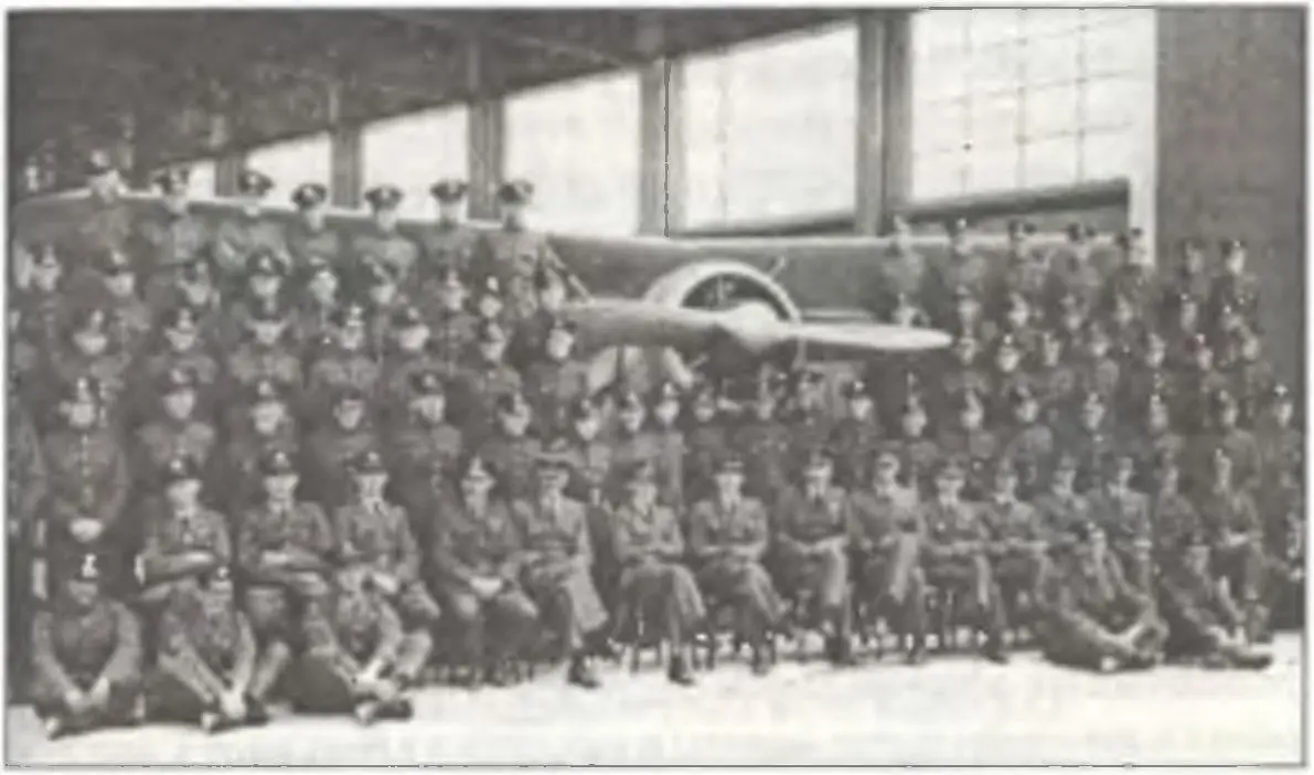 Персонал 80 Sqdn RAF аэродром Дебден весна 1938 г В первом ряду четвертый - фото 238