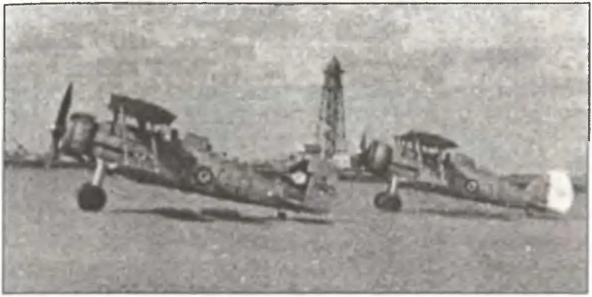 Пара Гладиаторов MkI из 80 Sqdn RAF перед взлетом с аэродрома Исмаилия - фото 240