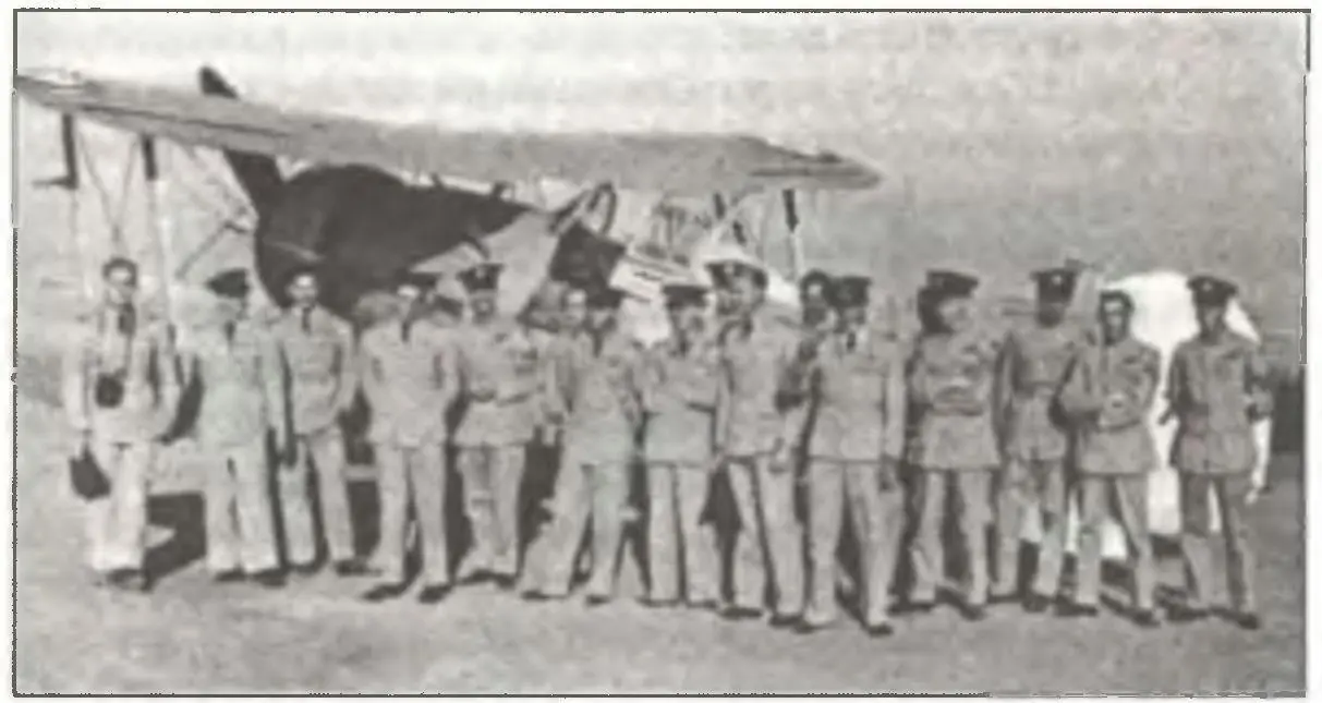 Пилоты 80 Sqdn RAF аэродром ЭльАмирия 1939 г седьмой слева - фото 246