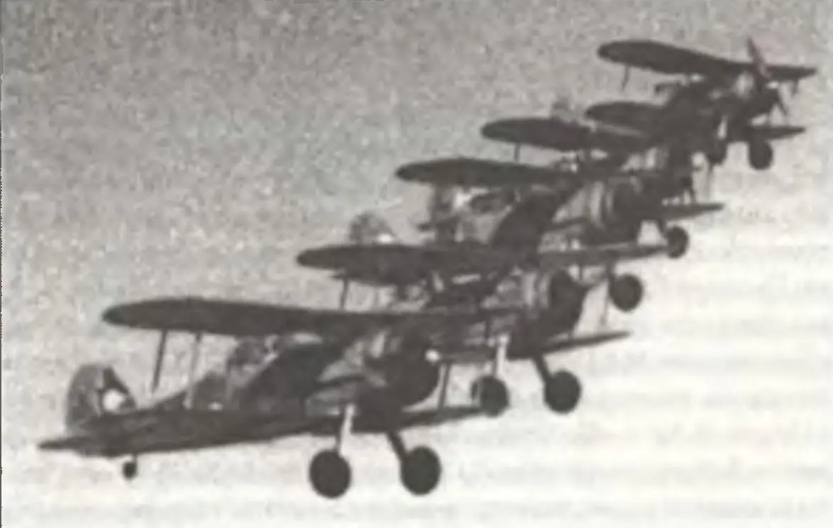 Гладиаторы Мк1 из 80 Sqdn RAF во время группового пилотажа 1939 г - фото 249