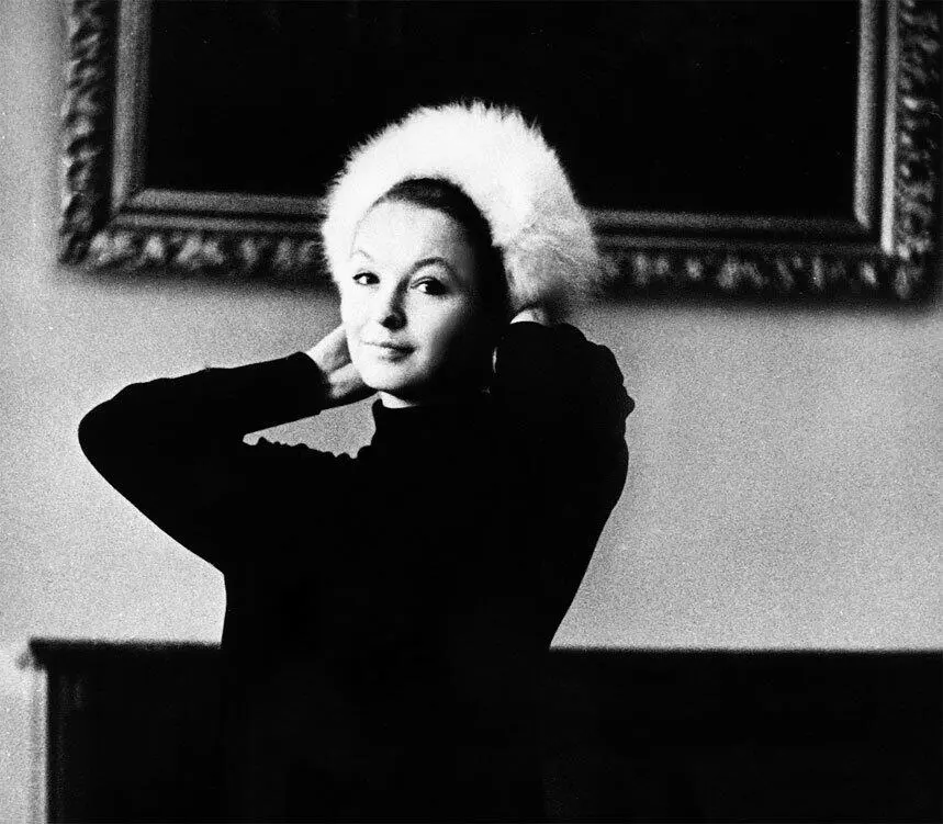 Марина Влади 1968 г В роли Гамлета 1971 г После спектакля Гамлет - фото 13