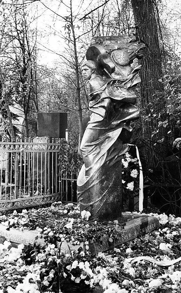 Могила Владимира Высоцкого на Ваганьковском кладбище 1986 г - фото 22