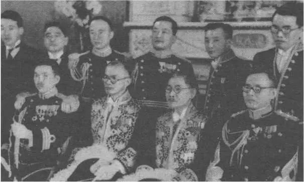 Того Сигэнори с сотрудниками японского посольства в Москве 1939 г Что - фото 7