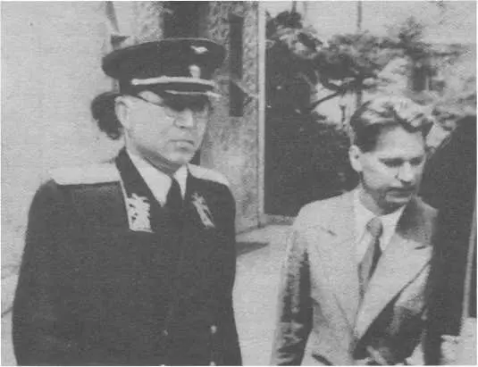 Советский посол в Токио ЯА Малик 10 августа 1945 года направляется на прием к - фото 22