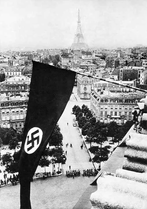 Флаг с нацистской свастикой на Триумфальной арке в Париже Июнь 1940 года - фото 136