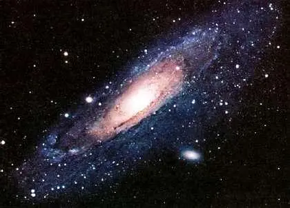 Туманность Андромеды ближайшая к нашей Галактике крупная галактика Считается - фото 9