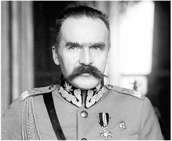 Юзеф Пилсудский 13 ноября 1918 года была провозглашена ЗападноУкраинская - фото 70
