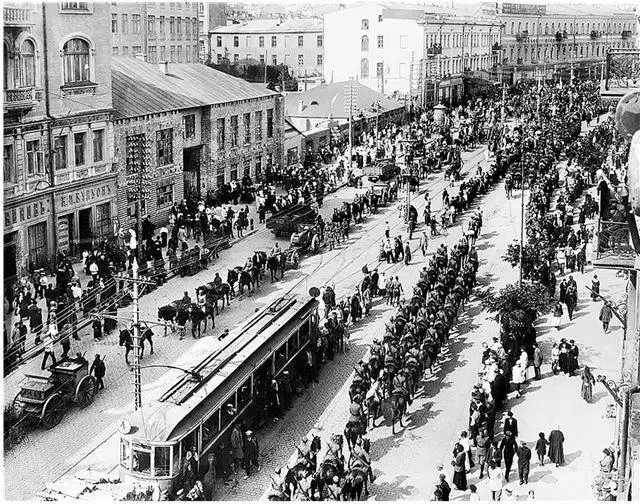 Польские войска вступают в Киев Крещатик 1920 18 мая Пилсудский вернулся в - фото 71