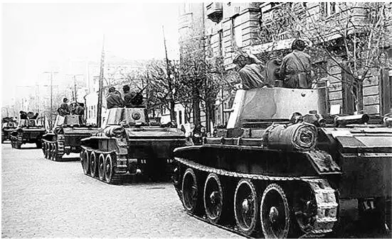 Советские войска занимают город Львов до 1939 года являвшийся частью Польши - фото 88