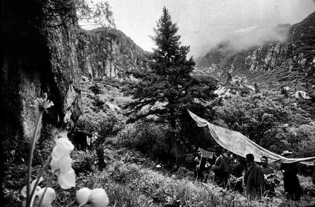 Паломники собравшиеся у входа в пещеру Ямантаки 1985 Сон Лунгтога Получая - фото 30