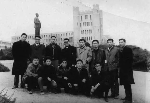 В университете Коре с друзьями До экзаменов осталось совсем мало времени но я - фото 4
