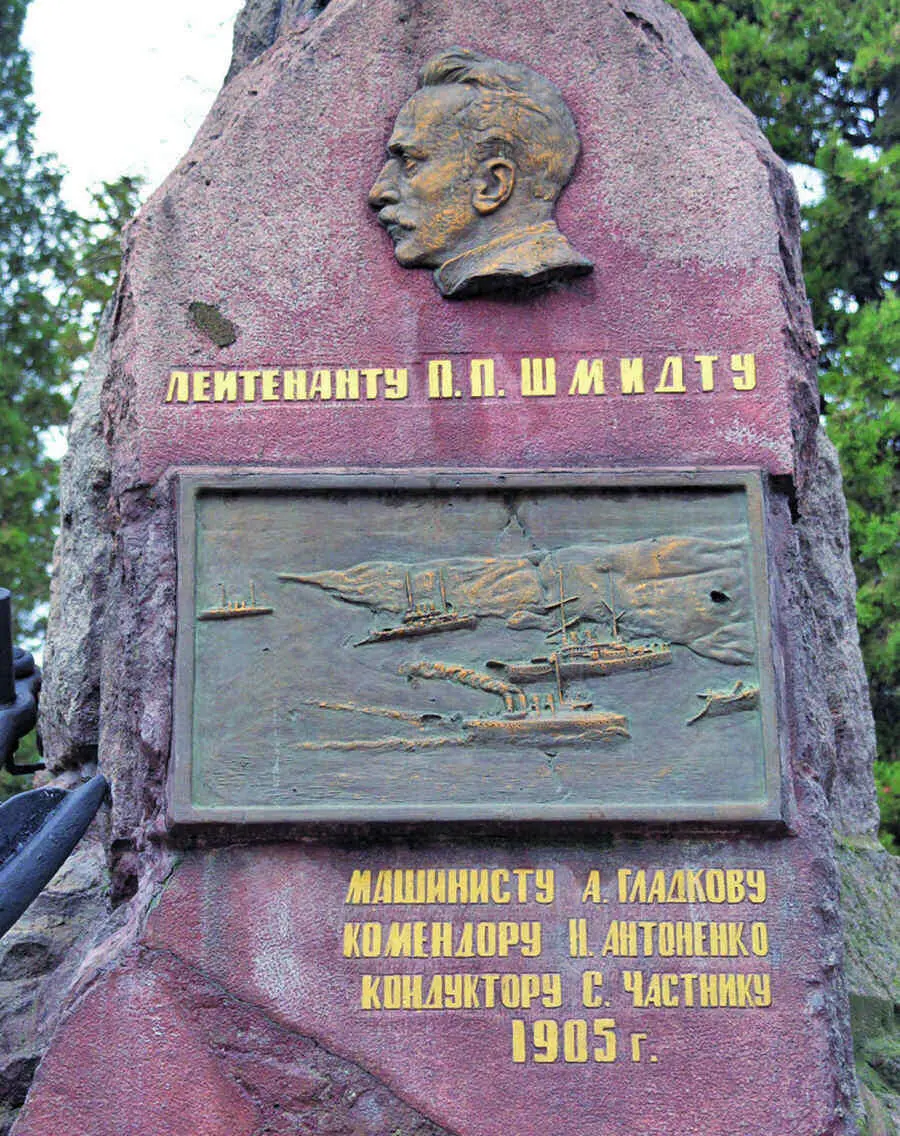 37 Памятник лейтенанту П П Шмидту установленный при советской власти в 1923 - фото 70