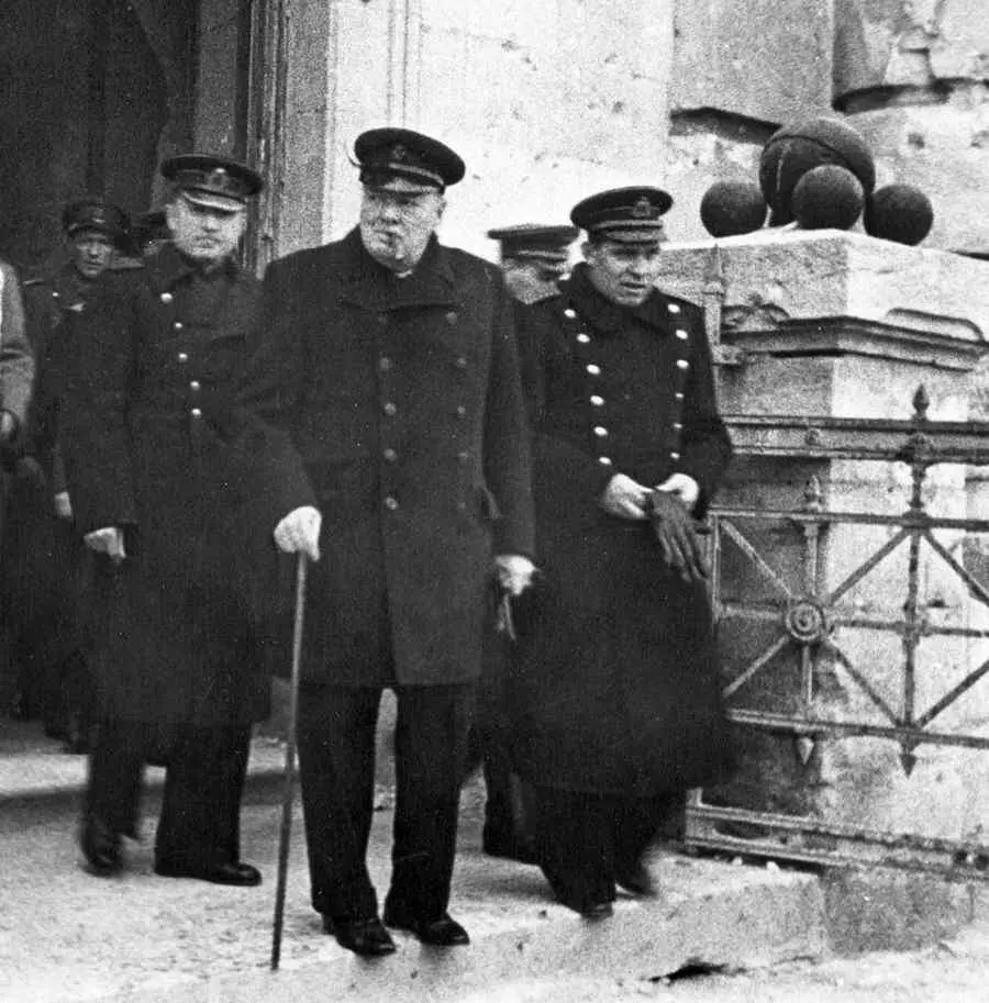 65 Британский премьерминистр Уинстон Черчилль 18741965 в сильно - фото 98