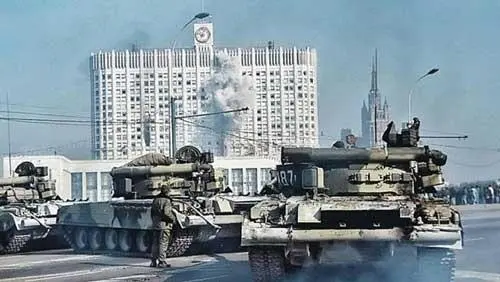 Штурм Белого дома Народ в те дни разделился примерно поровну между - фото 6