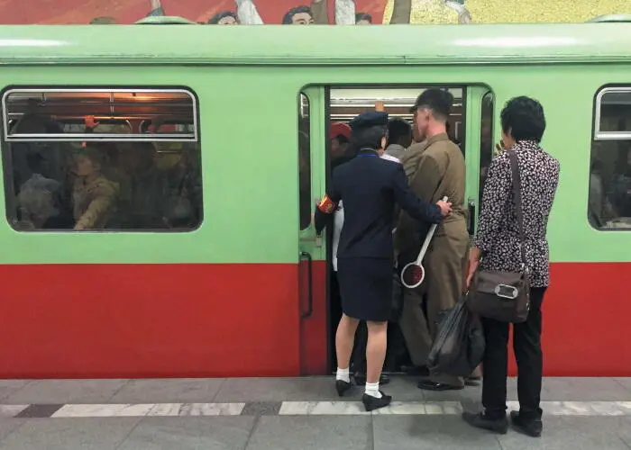 Пассажиров спешно сажают в вагон метро Пхеньяна Один из многочисленных - фото 14