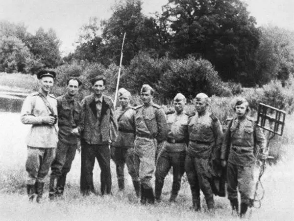 Хранитель Пушкинского заповедника С С Гейченко среди саперов Май 1944 г - фото 53