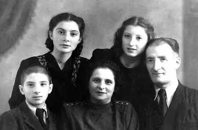 Ц Прейгерзон с семьей за месяц до ареста Слева направо Биньямин Нина Лея - фото 12