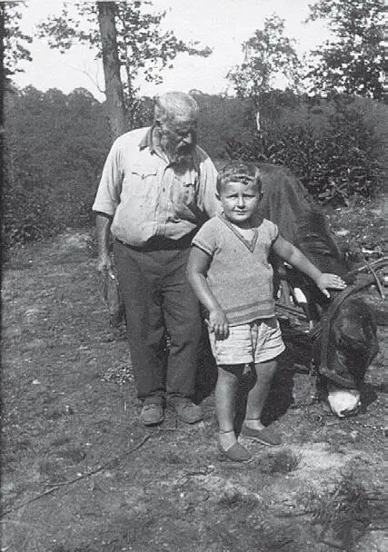 На прогулке 1930 Георгий среди одноклассников Франция 1930е - фото 72