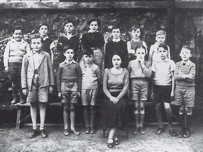 Георгий среди одноклассников Франция 1930е На прогулке Франция 19331934 - фото 73