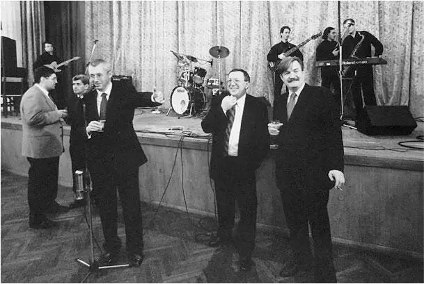 Руководители телеканала НТВ справа налево Евгений Киселев Владимир - фото 5