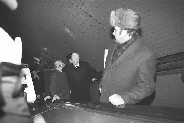 Борис Ельцин посещает екатеринбургский метрополитен 15 февраля 1996 года На - фото 18