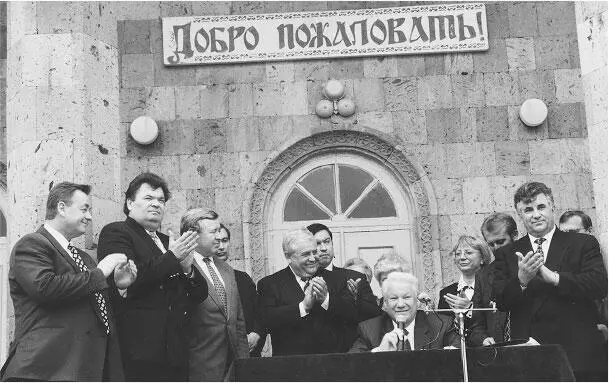 Борис Ельцин 16 апреля 1996 года во время предвыборной поездки в Краснодар - фото 28