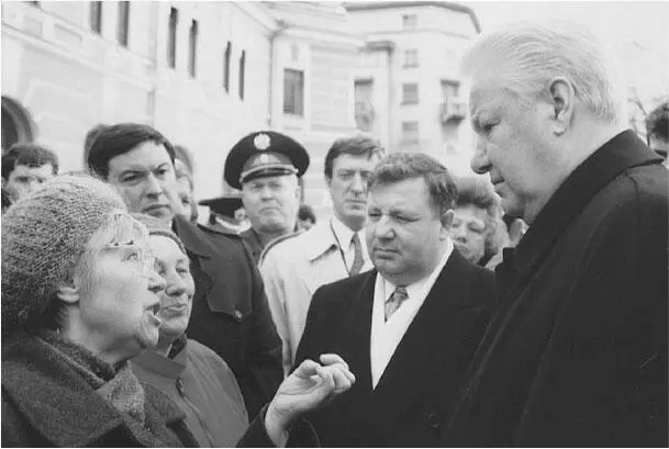 Борис Ельцин 24 апреля 1996 года во время предвыборной поездки в Хабаровск в - фото 29